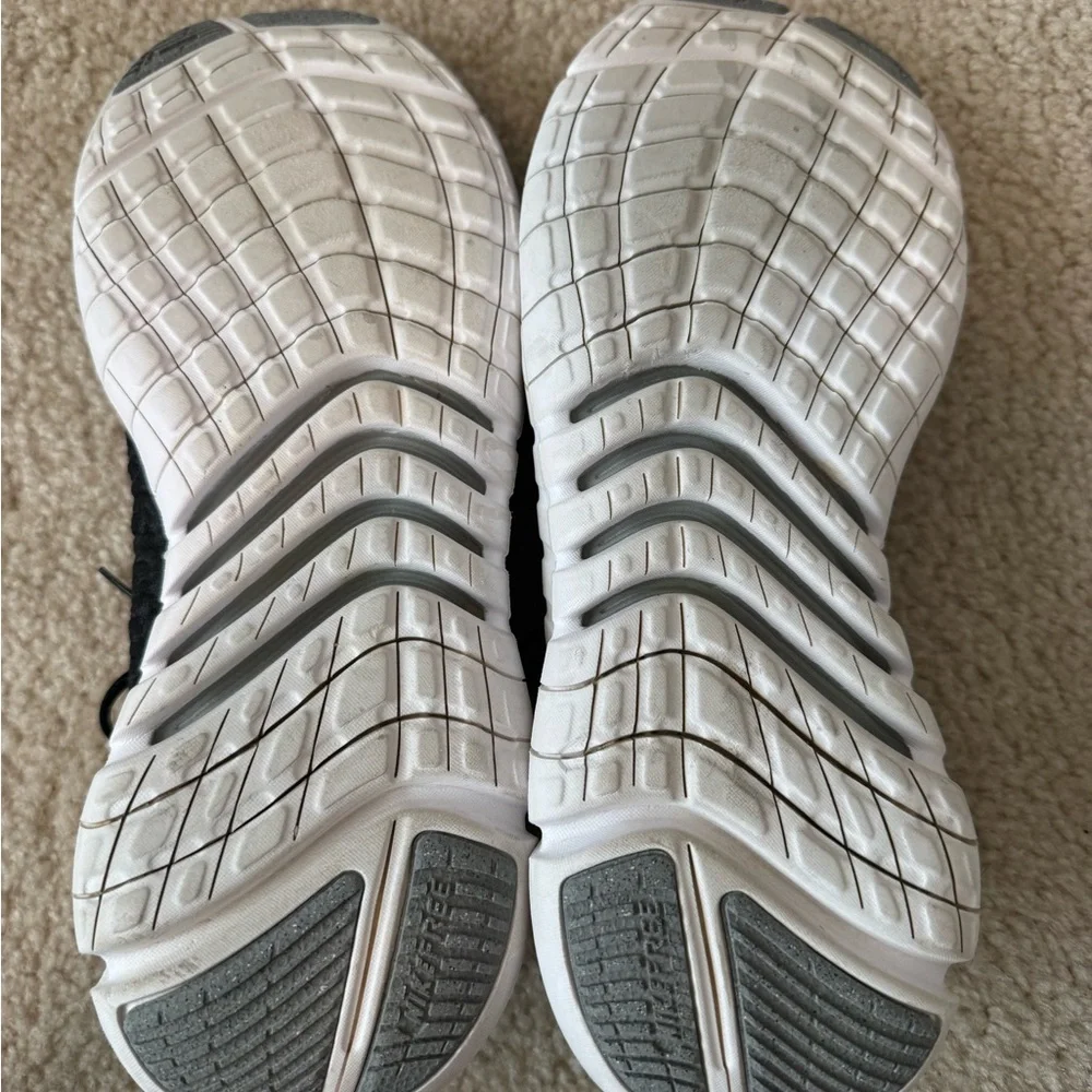 Nike Black and White Running Shoes - Picture 6 of 6